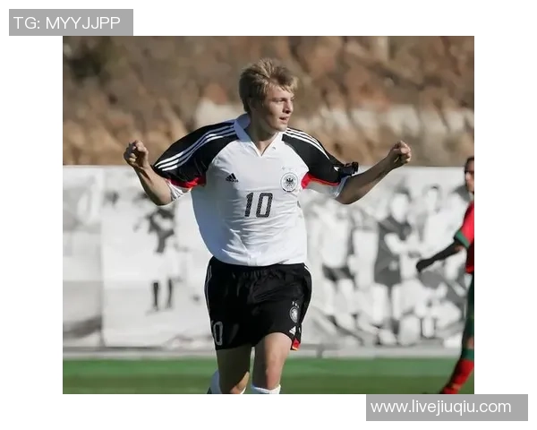 克罗斯在足球场上的传奇之路与他背后的不懈努力与坚持